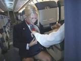 Stewardessa obmacuje sie z pasazerem