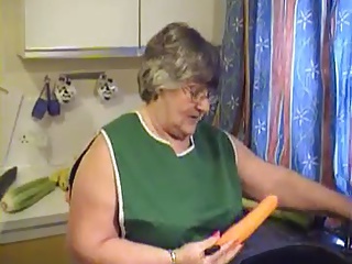 Zboczona babcia w kuchni