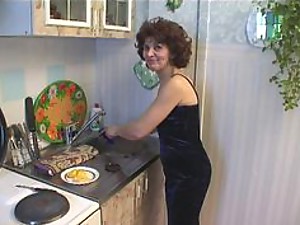 Mama z nastolatkiem w kuchni